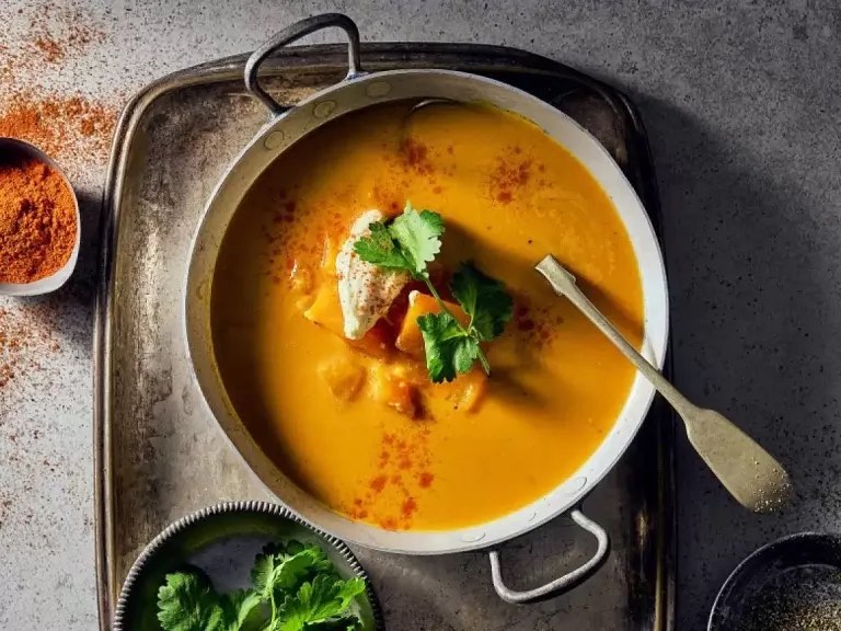 🍽 Pompoensoep met gemberroom 

Wil je eens wat anders serveren dan tomatensoep als je mensen over de vloer krijgt om te eten? Probeer dan deze bijzondere pompoensoep eens.

Voor het volledige recept, klik op de link in bio 👉🏻 @soepen.be 
.
.
.
#pompoensoep  #pompoen #gember #halloween #soep #soepen #soeprecept #recept #watetenwevandaag #soup

📷 @boodschappenmagazine