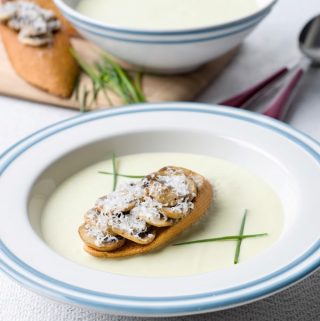 Preiroomsoep met toast champignon