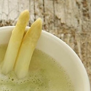Deze aspergesoep met basilicumroom van Jeroen Meus is een toppertje met Pasen!

Klik voor het volledige recept op de link in bio. 
⠀⠀⠀⠀⠀⠀⠀⠀⠀
#aspergesoep #soeprecept #soep #soepen #jeroenmeus #paassoep #lentesoep #recept #dagsoep