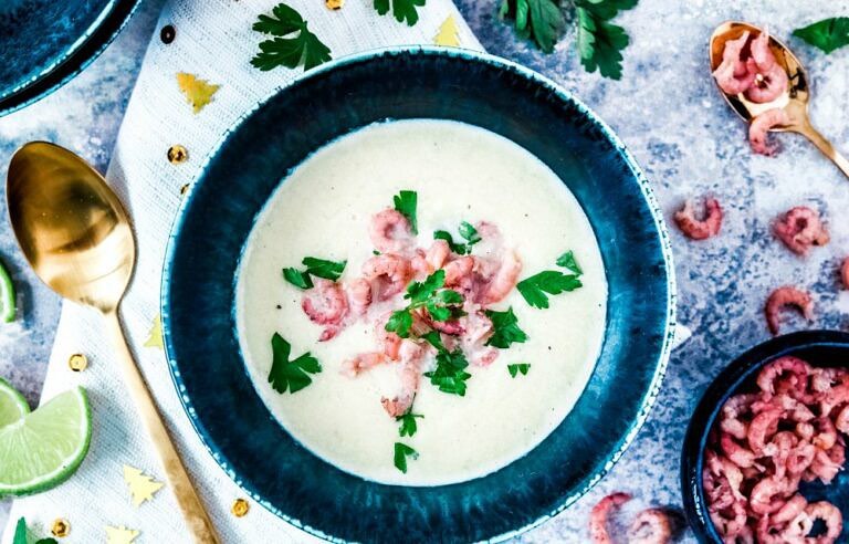 Nog op zoek naar een super makkelijke soep waarmee je stressvrij de kerstdagen kan beginnen? Met slechts 6 ingrediënten zet je deze heerlijke preisoep in een handomdraai op tafel. Door de originele twist van kokos en de topping met Hollandse garnalen, is het echt een feestelijke soep.

Voor het volledige recept, klik op de link in bio. 
.
.
.
#preisoep #garnalen #feestsoep #soep #soepen #soepenbe #soup #soeprecept  #watetenwevandaag #comfortfood 

📷 @chickslovefood